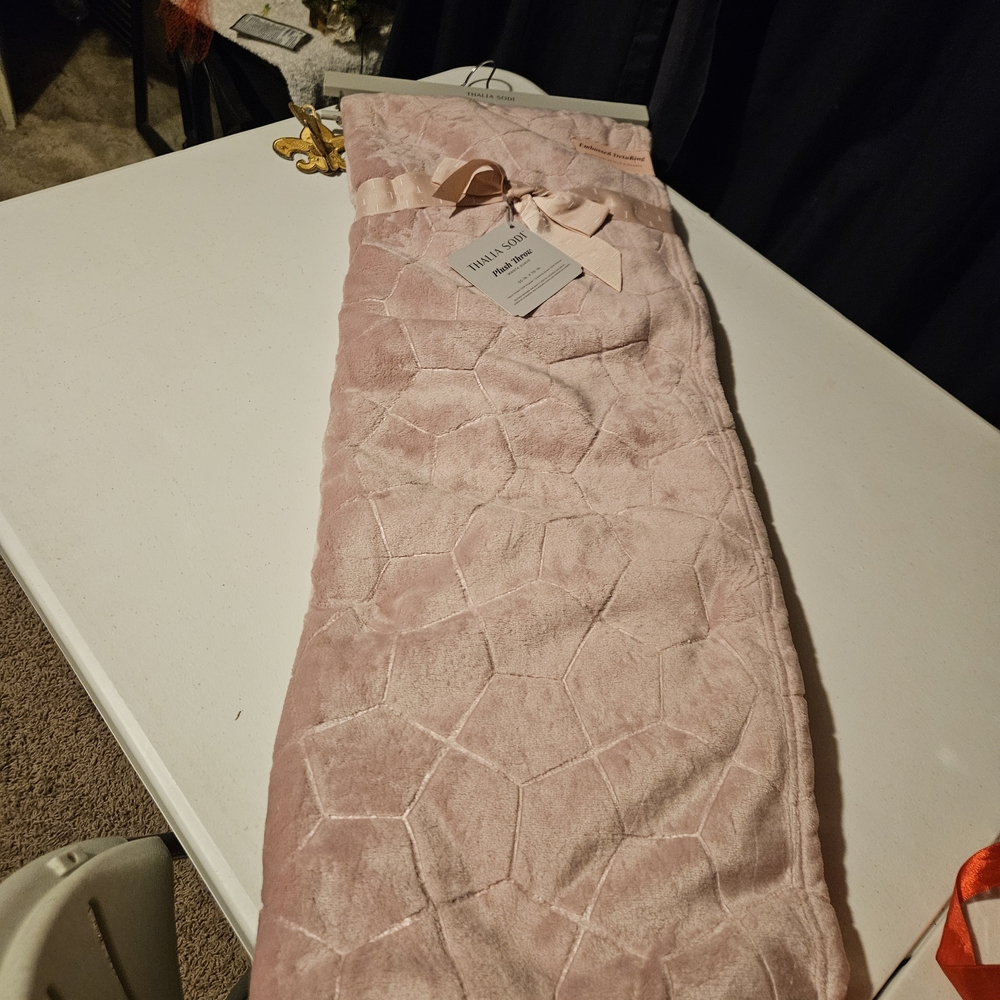 Thalia Sodi Plush Throw in Soft Pink